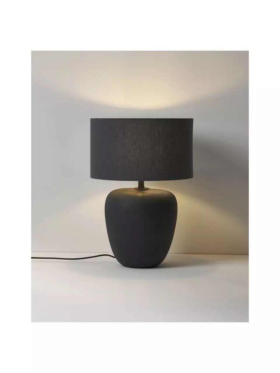 Westwing Collection Große Keramik-Tischlampe Eileen in Schwarz, Ø 33 cm x H 48 cm 8 Westwing Collection Große Keramik-Tischlampe Eileen in Schwarz, Ø 33 cm x H 48 cm – Bild 6