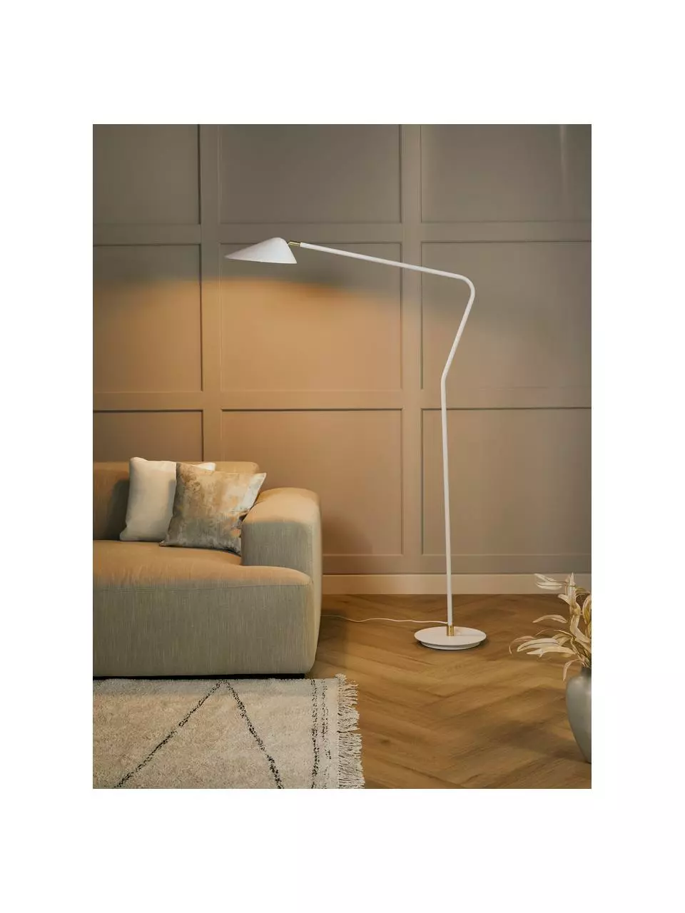 Westwing Collection Große Leselampe Neron mit Gold-Dekor in Weiß, B 105 x H 171 cm 8 Westwing Collection Große Leselampe Neron mit Gold-Dekor in Weiß, B 105 x H 171 cm – Bild 6