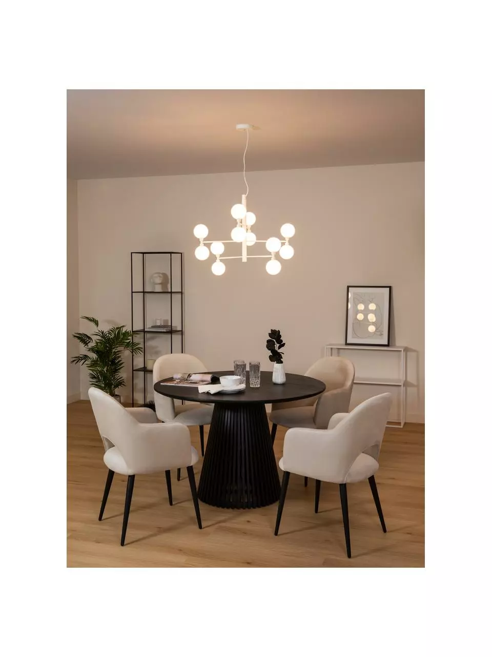 Westwing Collection Große Pendelleuchte Grover mit Glaskugeln in Weiß, Ø 70 x H 56 cm 8 Westwing Collection Große Pendelleuchte Grover mit Glaskugeln in Weiß, Ø 70 x H 56 cm – Bild 6