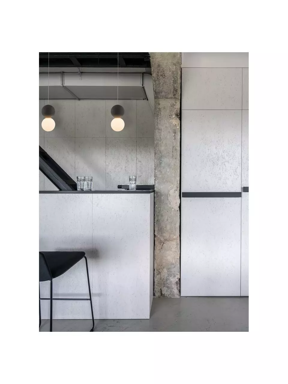 Kleine Pendelleuchte Zero aus Glas und Beton, Ø 10 x H 20 cm 4 Kleine Pendelleuchte Zero aus Glas und Beton, Ø 10 x H 20 cm – Bild 2