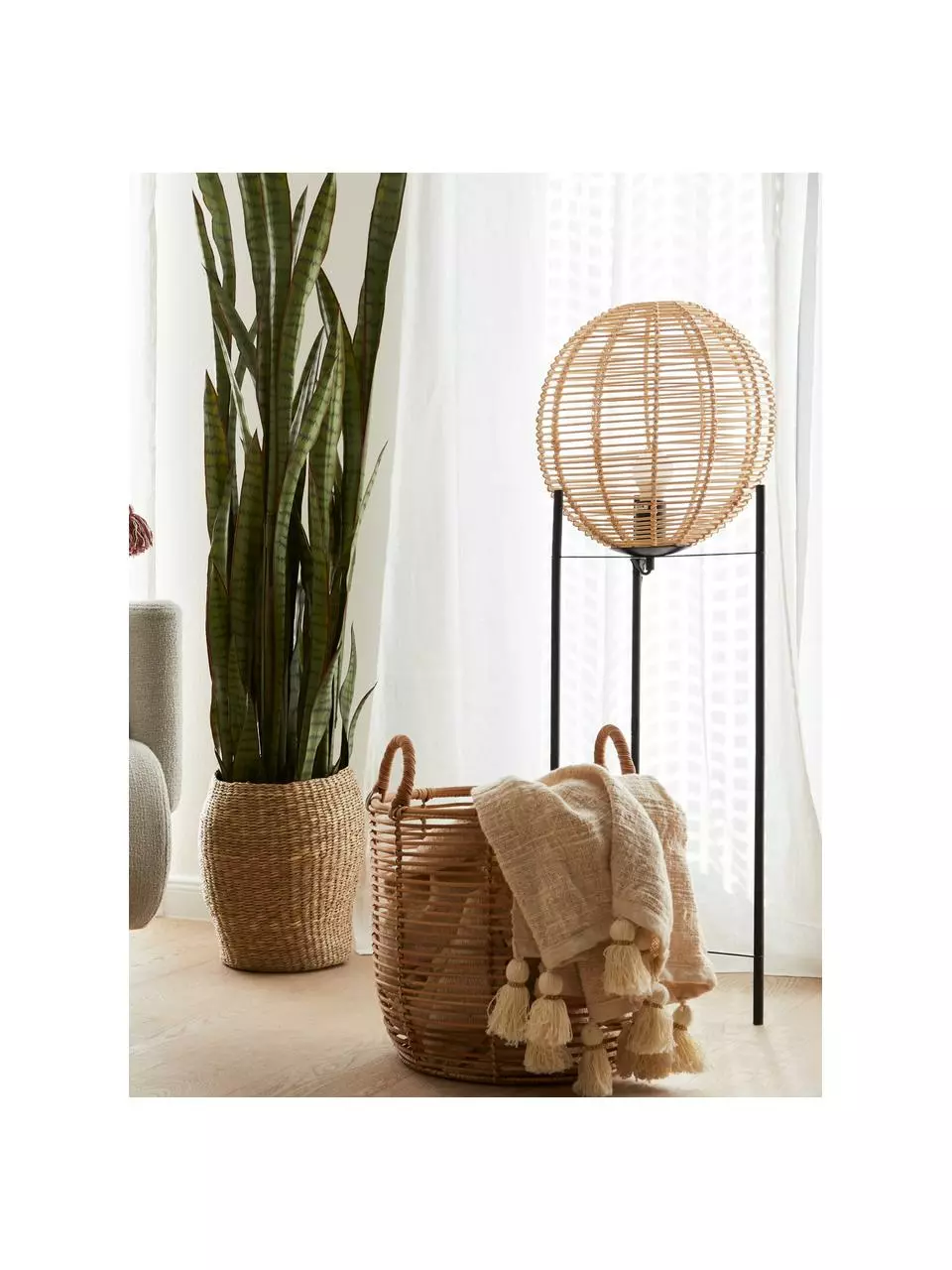 Westwing Collection Kleine Stehlampe Wasa aus Rattan, Ø 34 x H 110 cm 4 Westwing Collection Kleine Stehlampe Wasa aus Rattan, Ø 34 x H 110 cm – Bild 2