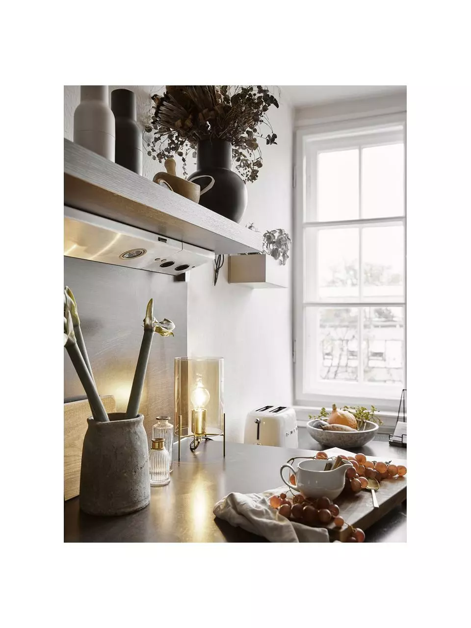 Westwing Collection Kleine Tischlampe Laurel aus farbigem Glas, Ø 14 x H 28 cm 5 Westwing Collection Kleine Tischlampe Laurel aus farbigem Glas, Ø 14 x H 28 cm – Bild 3