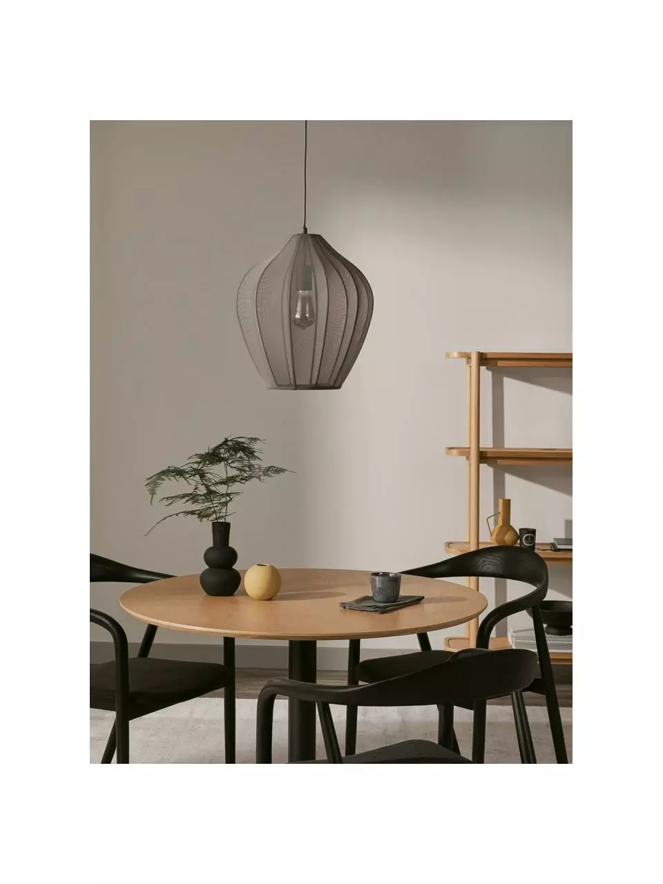 Westwing Collection Pendelleuchte Beau aus Netzstoff in Grau, Ø 40 x H 40 cm 4 Westwing Collection Pendelleuchte Beau aus Netzstoff in Grau, Ø 40 x H 40 cm – Bild 2