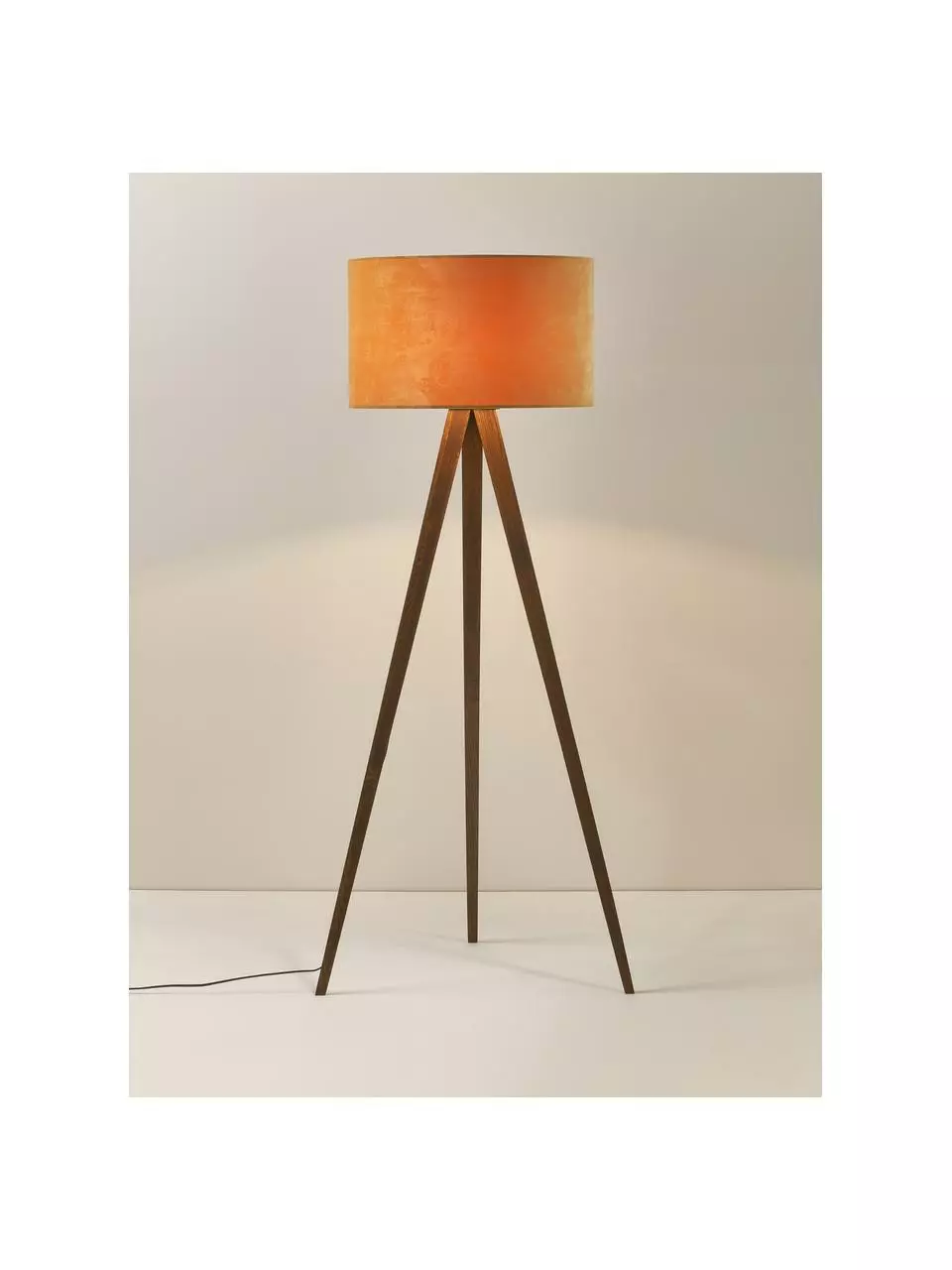 Westwing Collection Skandi-Tripod Stehlampe Jake aus Massivholz mit Samt-Schirm, Ø 60 cm, H 150 cm 5 Westwing Collection Skandi-Tripod Stehlampe Jake aus Massivholz mit Samt-Schirm, Ø 60 cm, H 150 cm – Bild 3